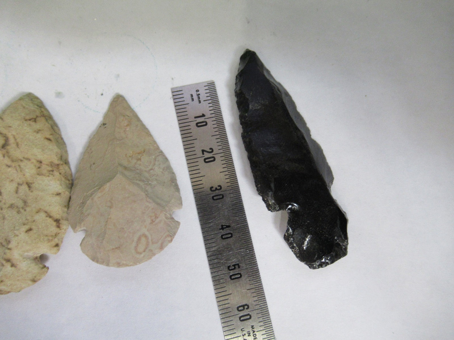 LOT STONE & OBSIDIAN ARROW HEADS AS PICTURED W3-C-46