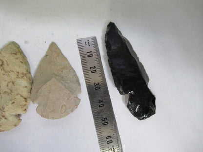 LOT STONE & OBSIDIAN ARROW HEADS AS PICTURED W3-C-46