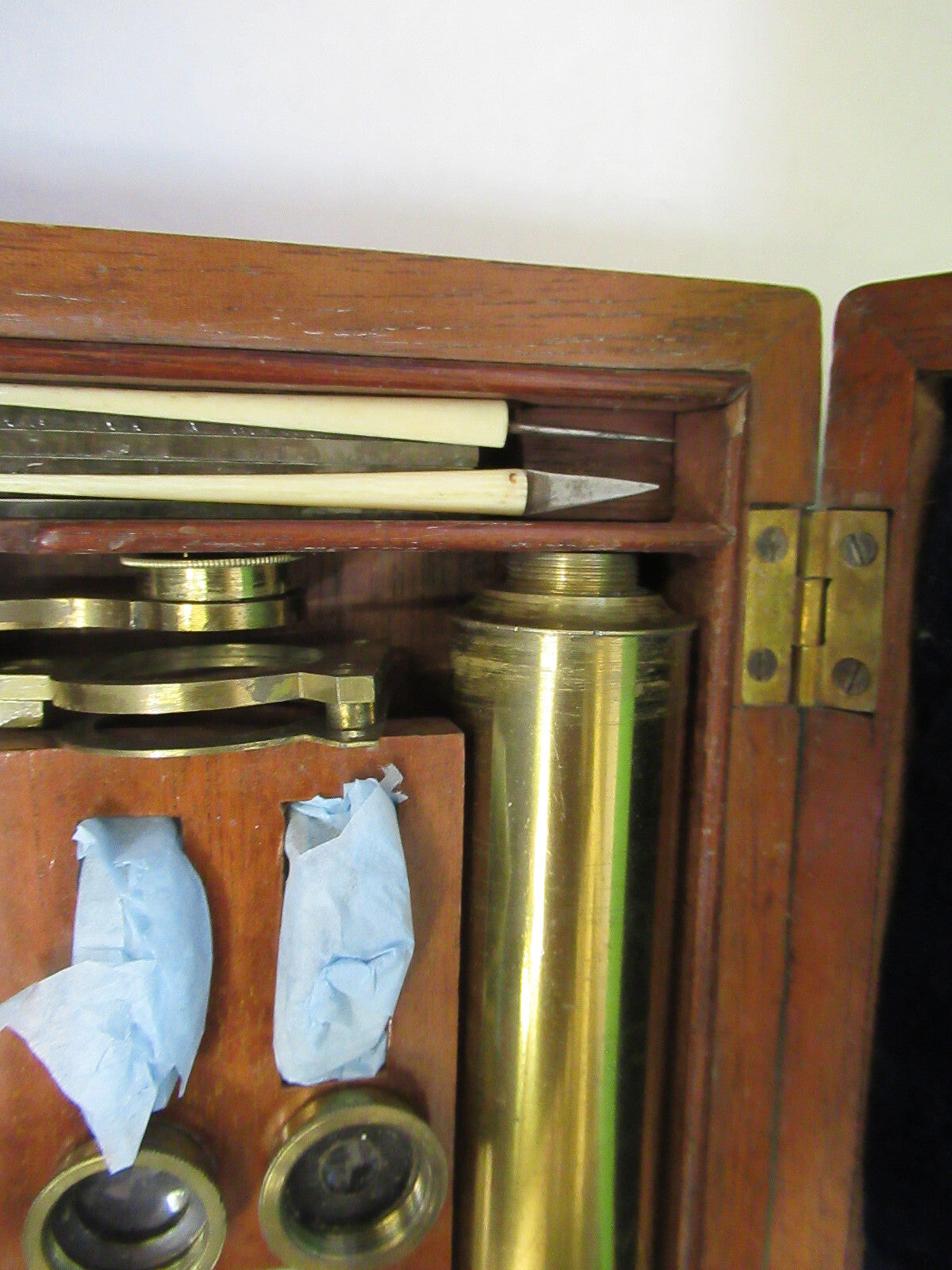 ANTIQUE CARY GOULD circa 1830 BRASS MICROSCOPE + CASE AS PICTURED X6-A-69