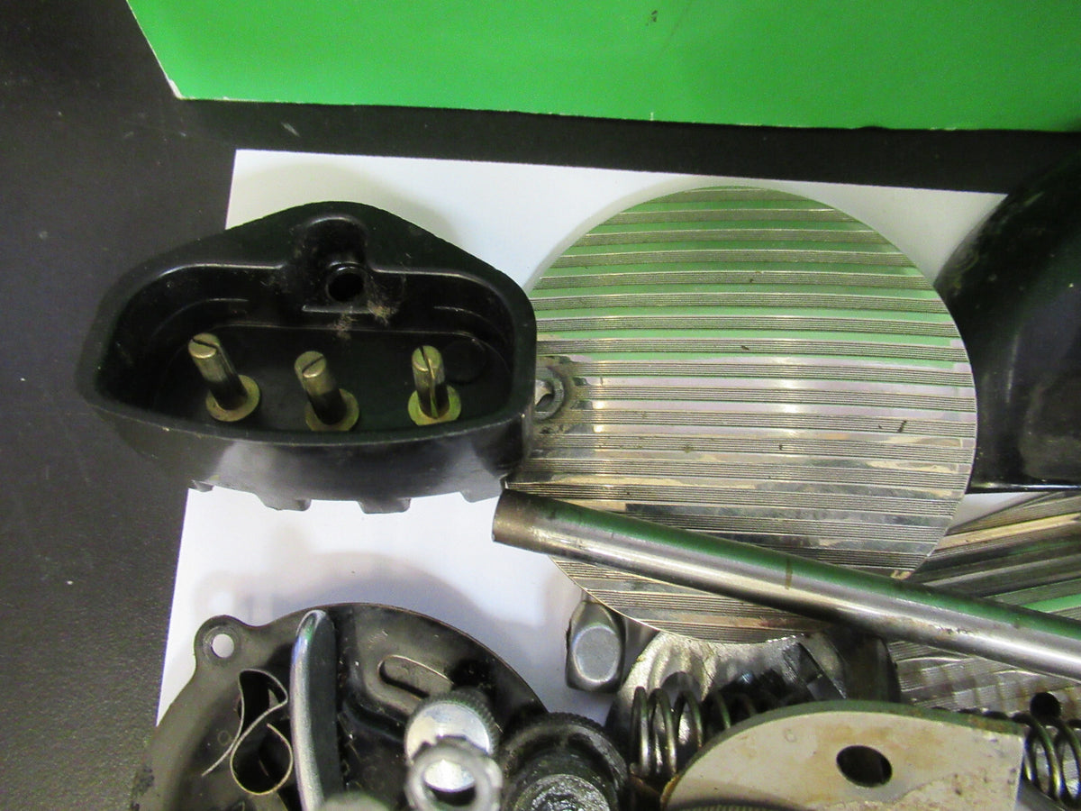 FOR PARTS OLD SINGER SEWING MACHINE ASSORTED INTERNAL PARTS as pictured X5-A-77