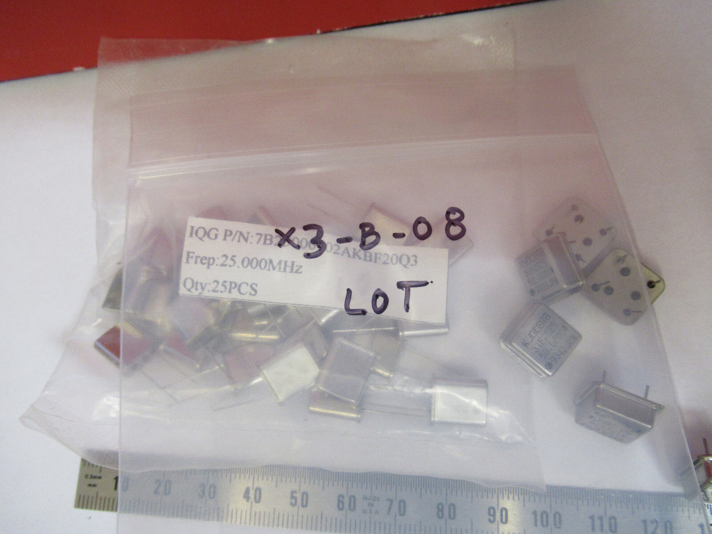 LOT 25 ea  QUARTZ CRYSTAL 25 MHz  FREQUENCY AS PICTURED X3-B-08