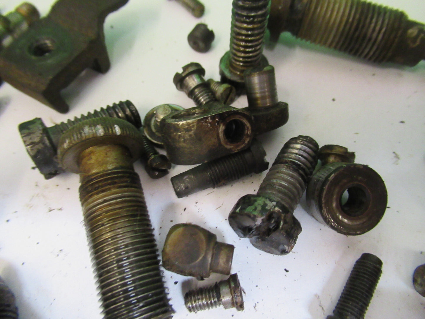 FÜR TEILE, SORTIERTE SCHRAUBEN, NÄHMASCHINE ANTIK, WIE ABGEBILDET Q4-A-80