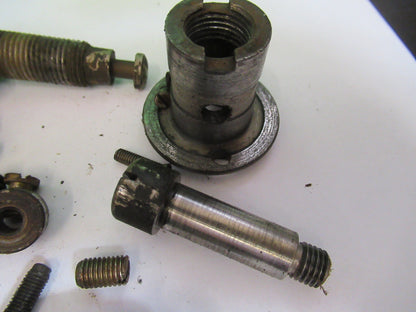 FÜR TEILE, SORTIERTE SCHRAUBEN, NÄHMASCHINE ANTIK, WIE ABGEBILDET Q4-A-80