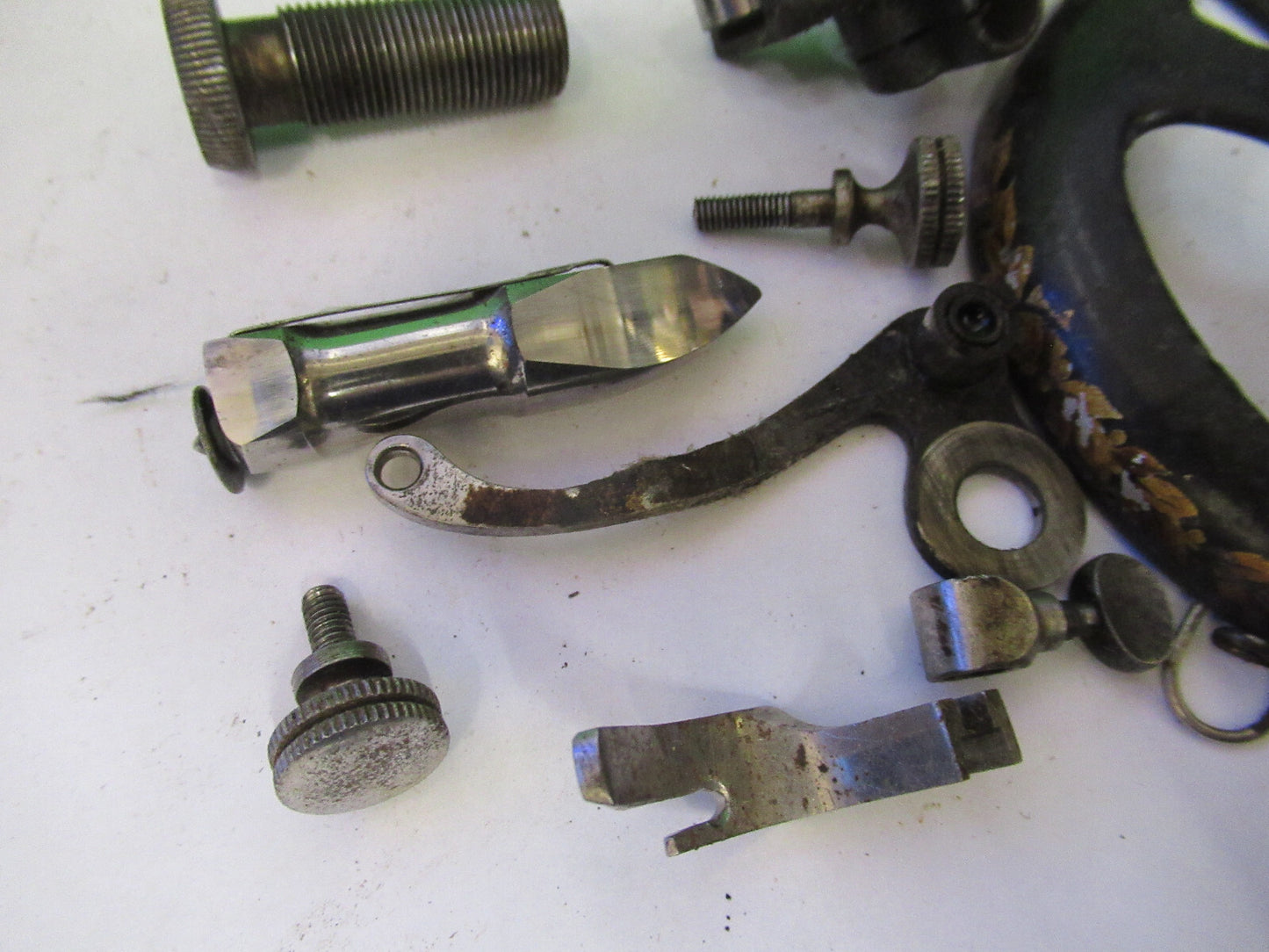 OLD SINGER SEWING ACCESSORY MACHINE PLATES + PARTS ASSEMBLY &P8-B-37