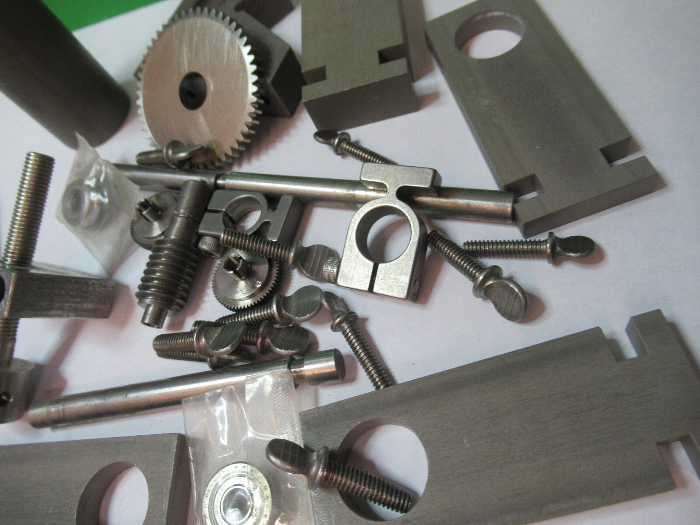SERVO KIT LOT GEARS + ACCESSORIES ROBOTICS MECHATRONICS AS PICTURED G5-A-19