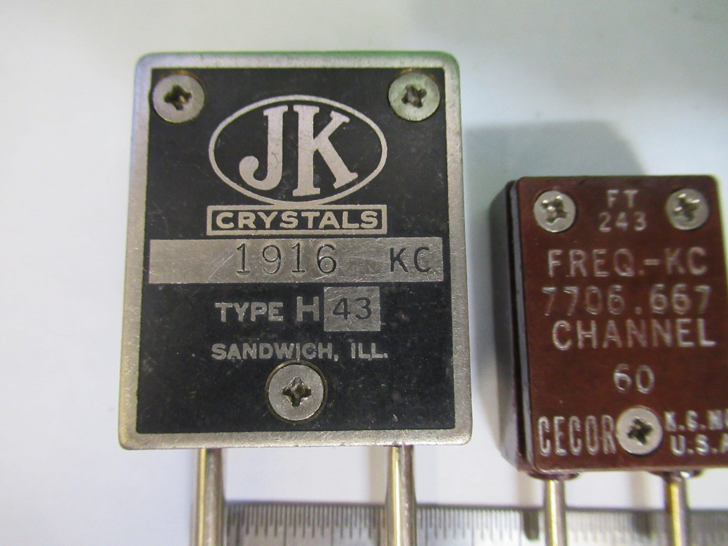 ANTIQUE JK CTS QUARTZ CRYSTAL FREQUENCY CONTROL RADIO AS PICTURED T6-B-42