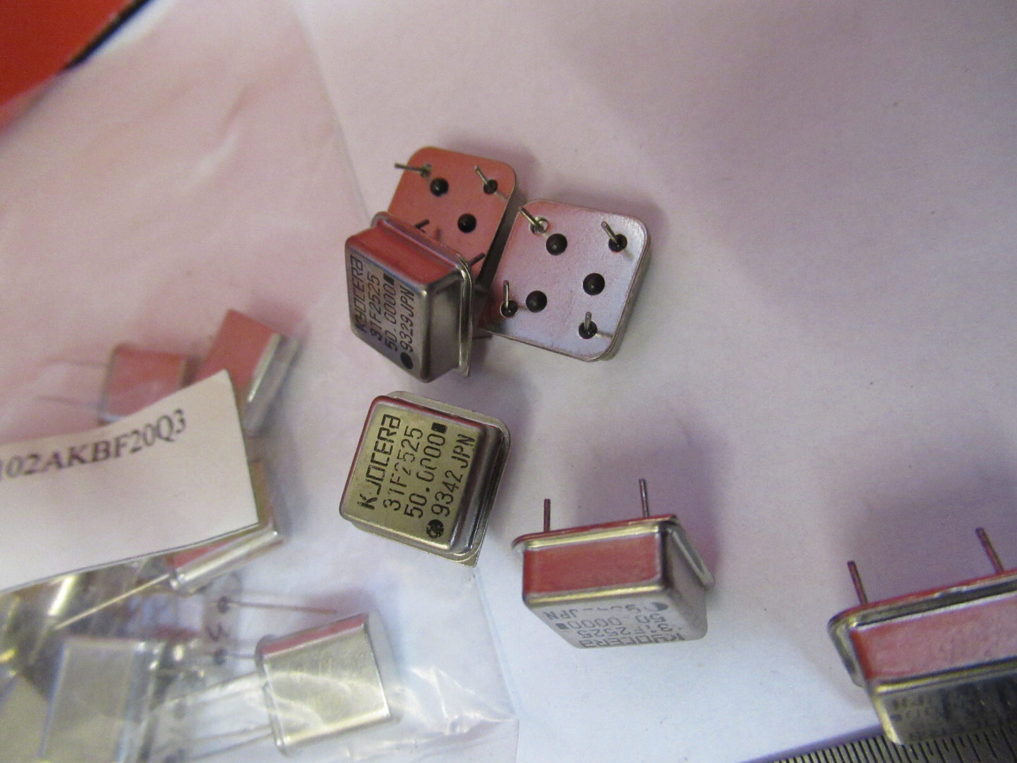 LOT 25 ea  QUARTZ CRYSTAL 25 MHz  FREQUENCY AS PICTURED X3-B-08