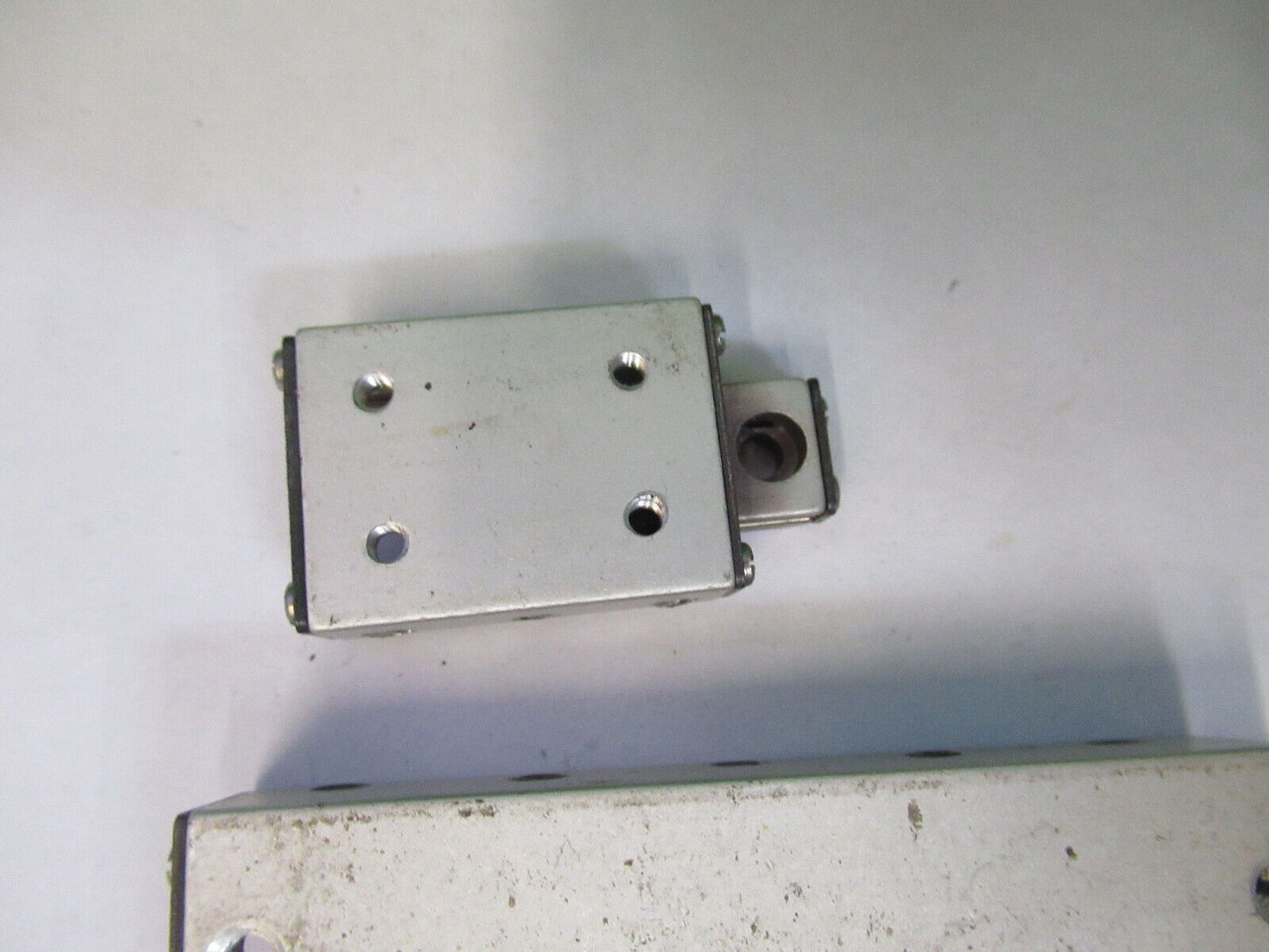 LOT 3 EA DELTRON POSITIONING LINEAR STAGE BALL BEARING AS PICTURED #P8-B-20