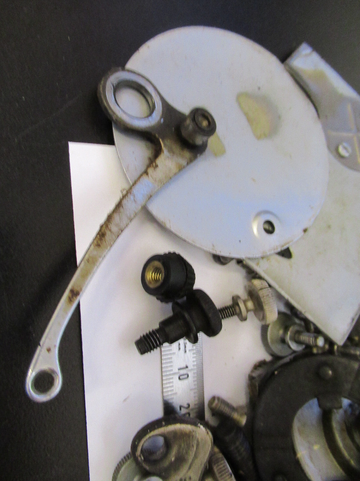 FOR PARTS OLD SINGER SEWING MACHINE ASSORTED INTERNAL PARTS as pictured X5-A-77