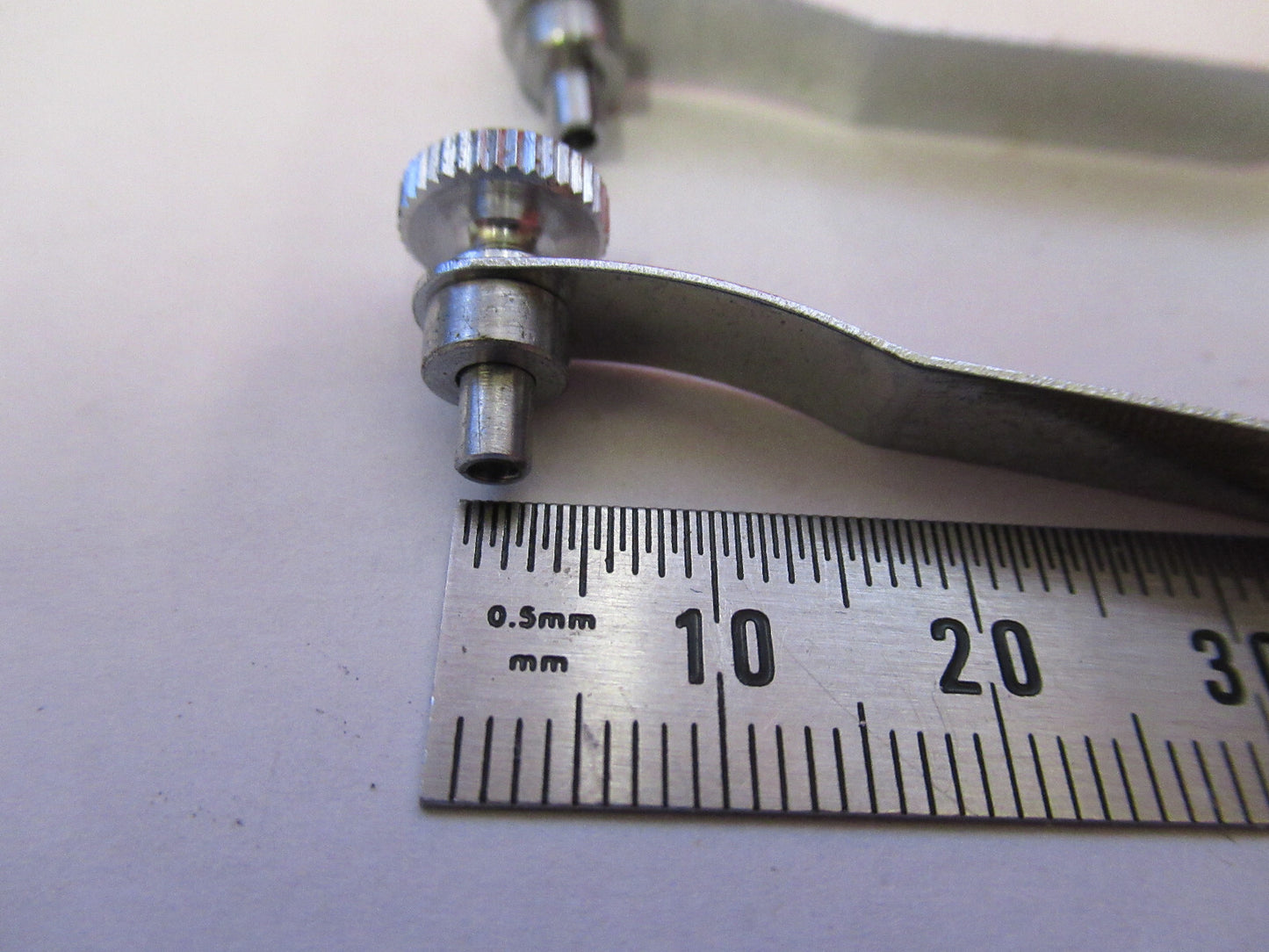 NIKON JAPAN PAIR CLIPS STAGE MICROSCOPE PART AS PICTURED X8-FT-79