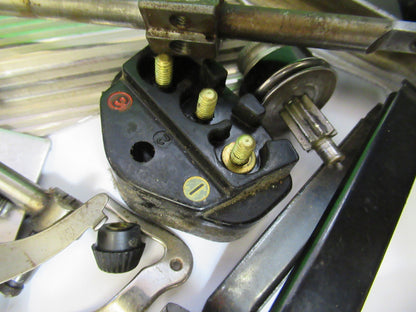FOR PARTS OLD SINGER SEWING MACHINE ASSORTED INTERNAL PARTS as pictured X5-A-77