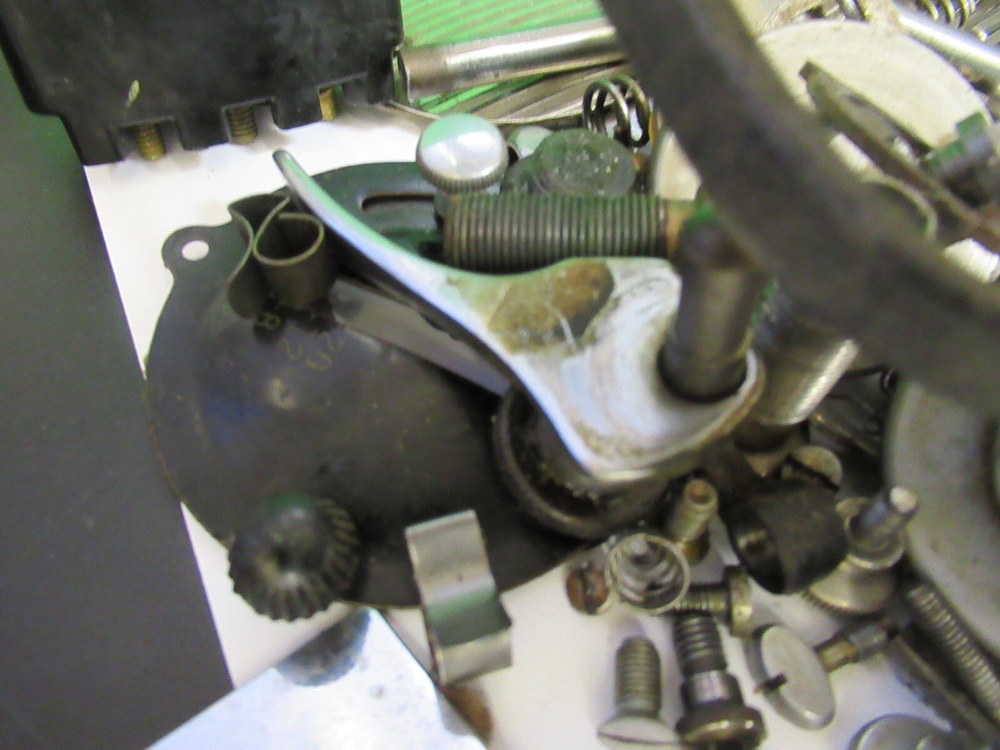 FOR PARTS OLD SINGER SEWING MACHINE ASSORTED INTERNAL PARTS as pictured X5-A-77