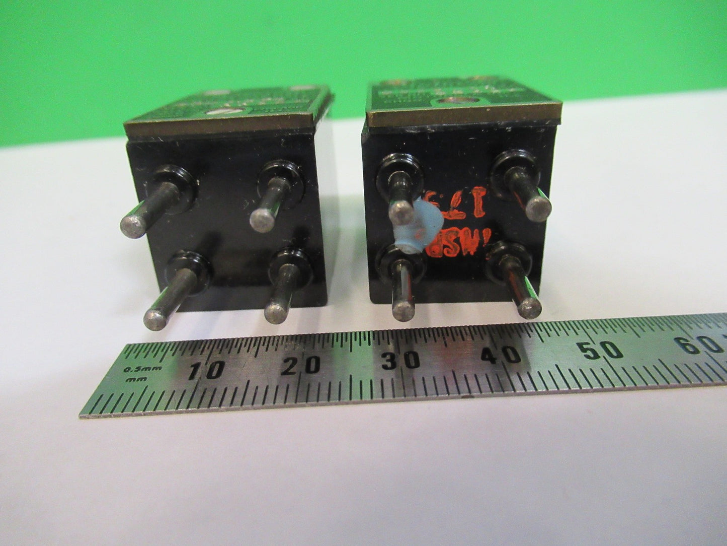 ANTIQUE MOTOROLA QUARTZ CRYSTAL FREQUENCY CONTROL RADIO AS PICTURED T6-B-40