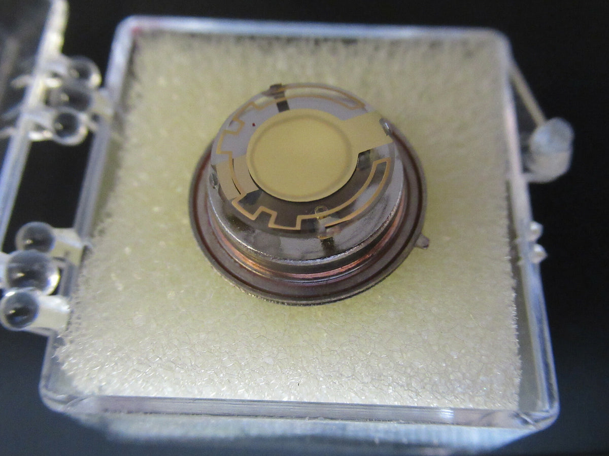 COLLECTABLE RARE PIEZO HEATED QUARTZ CRYSTAL UNKNOWN FREQUENCY AS PIC #FT-1-A-83