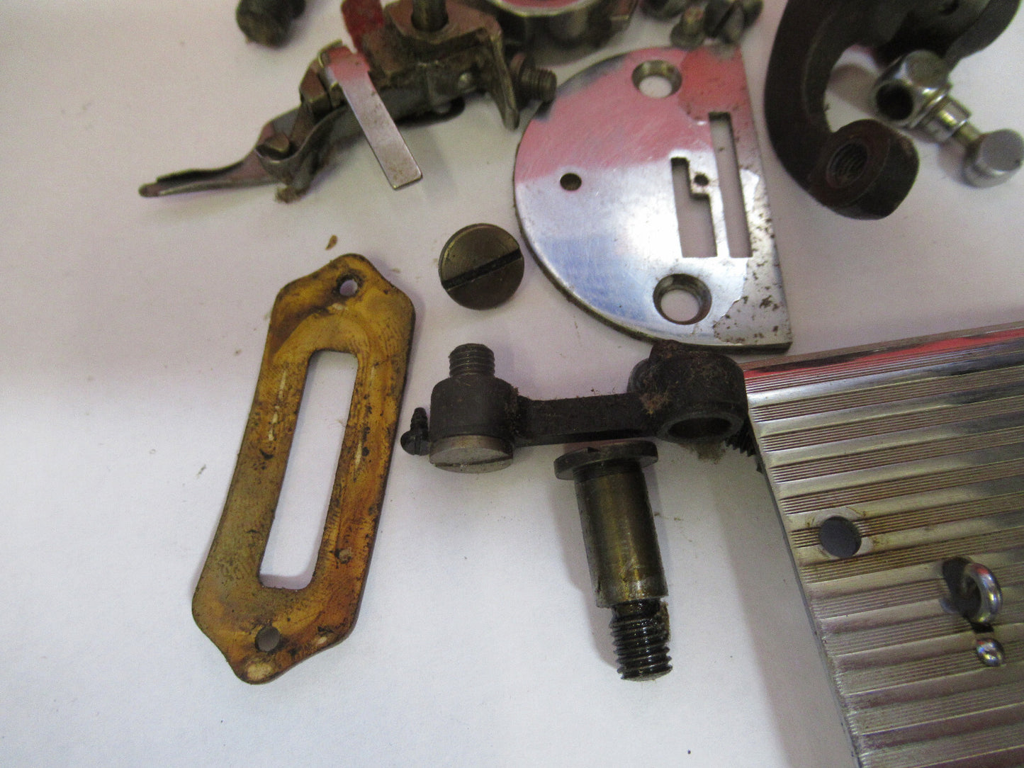 FOR PARTS OLD SINGER SEWING MACHINE ASSORTED INTERNAL PARTS as pictured &H9-B-64