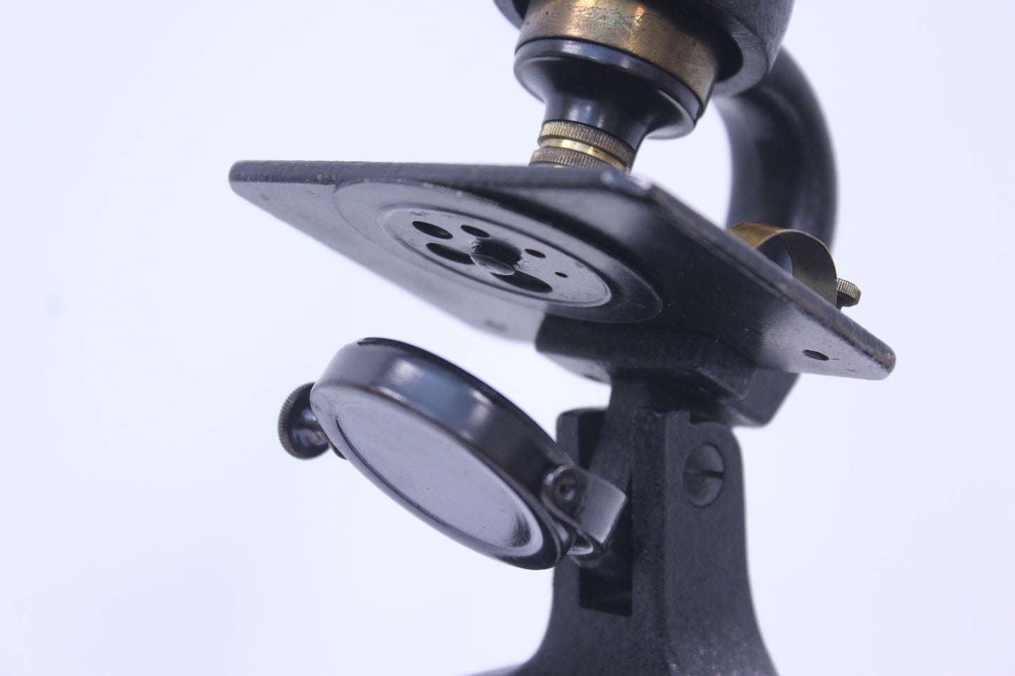 Microscopio de latón antiguo ATCO